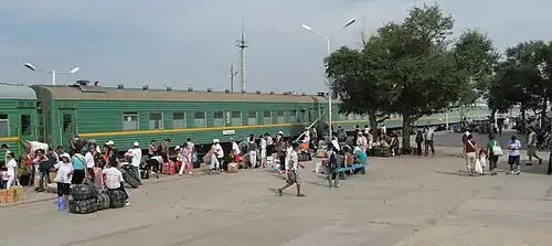 Un train voyageur en gare de Zamyn-Üüd.