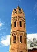 Minaret octogonal surplombant la médersa.