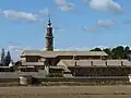 Photographie d'une église dominant un vaste monastère.