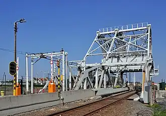 La ligne 202 traversant l'écluse Visart