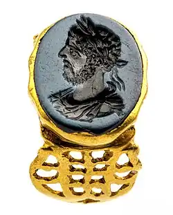 Anneau sigillaire romain en or avec portrait de Commode, 180-200 ap. J.-C., trouvé à Tongres (Belgique), Musée gallo-romain de Tongres