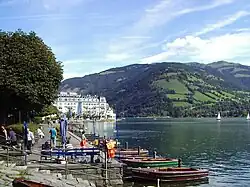 Chemin de promenade au bord du lac de Zell am See.