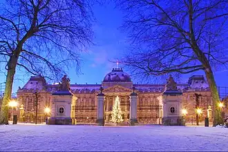 Vue sur le palais en hiver.