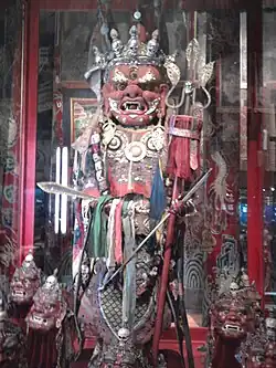 Ulaan süld, süld rouge, dans les mains de la divinité Ulaan sakhius ou Jamsran)