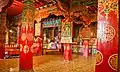 Sur les piliers du monastère Zhargye nyenri à Litang