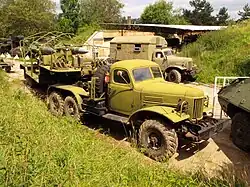 Tracteur ZIL-157V avec semi-remorque pour le transport de fusées (2012). En arrière-plan, un ZIL-157 avec un corps en caisson.