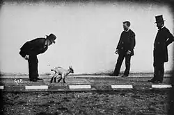 Chevreau sur la piste de chronophotographie. De gauche à droite : Étienne-Jules Marey, Georges Demenÿ et un inconnu, 5 mai 1887.