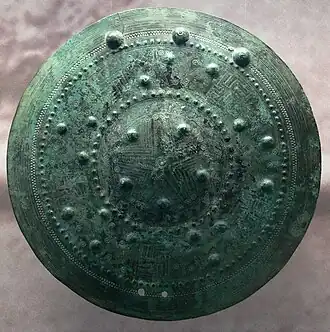 Disque décoratif (protège-poitrine), bronze, Italie, VIIIe siècle av. J.-C. Schaffhausen, Museum zu Allerheiligen, Collection Ebnöther (Département « Guerriers/Armes »).