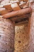 linteau en pierre au-dessus d'une ouverture percée dans un escalier tournant