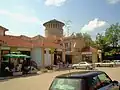 Le centre commercial du village, avec la tour du XIXe&nbsp;siècle