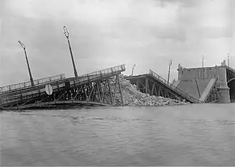 Le pont Poniatowski après que l'armée russe le fit exploser en 1915.