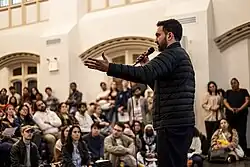 Zohran Mamdani parlant lors d'une réunion DSA 101 à l'Église du Village à NYC