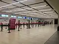Comptoirs de documentation dans l'aéroport.