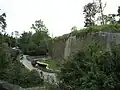 L'enclos des hippopotames amphibies avec, en arrière plan, un pan des remparts de Vauban