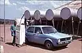 Pompe à essence manuelle, Afrique du Sud rurale (KwaZulu), 1976 (les réservoirs à l'arrière-plan sont destinés à l'eau de pluie)