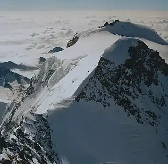La pointe Gnifetti, à l'arrière de la pointe Zumstein, depuis la pointe Dufour.