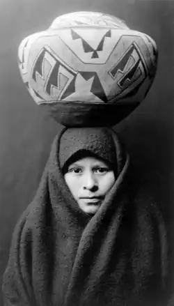 Description de l'image Zuni-girl-with-jar2.png.