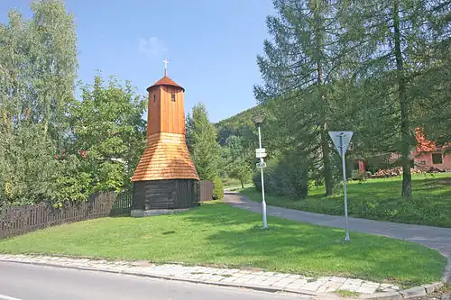 Clocher-tour en bois à Rvišti.