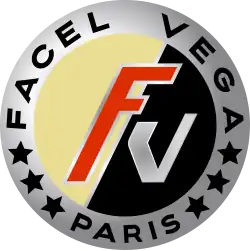 Un « F » et un « V » dans un cercle scindé en deux. Autour est inscrit en majuscule « Facel Vega » en haut et « Paris » en bas, séparé par trois étoiles.