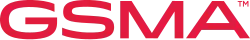 4 barres verticales rouges sur fond noir augmentant graduellement en taille, reprenant les codes visuels des indicateurs de puissance des signaux réseaux sur les téléphones mobile, et l'acronyme GSMA en lettres blanches en dessous, le tout inscrit dans un format carré.
