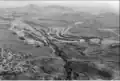 Vue aérienne de la mine à proximité des habitations.