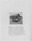 Photographie avec texte d'un groupe d'Amérindiens sur une terre qui sera submergée par un barrage près de Millerton et Friant ... - NARA - 296302