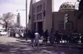 Des piétons devant le bâtiment rose de l'Institut National des Arts, Bamako, Mali, 1972