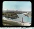 Photographie colorisée datant de 1914, présentant le triangle des trois empereurs, ainsi qu'un marqueur frontalier sur la rive de l'Empire allemand.