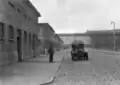 Vue extérieure de l'Abattoir et du marché aux bestiaux de la Mouche, à Lyon (1928).