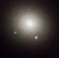 NGC 1404 par le télescope spatial Hubble. Le carré vert indique la position de la supernova SN 2007on.