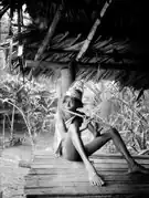 Alipio, un garçon chocó, joue de la flûte. Coiffe en feuilles de palmier. Rivière Sambú 1928