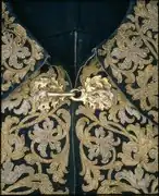 Broderie de fils d'or et d'argent à l'encolure d'un costume masculin du XVIIe siècle, Suède.