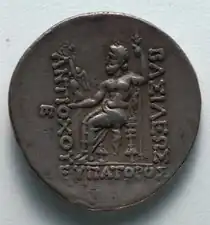 Monnaie séleucide d'Antiochos&nbsp;V représentant au revers Zeus trônant, tenant un sceptre et la victoire, sur le modèle de la statue d'Olympie. Vers 164-162 av. J.-C.