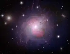 Cette image de NGC 1275 est une composition réunissant des données captées en lumière visible (Hubble), en rayon X (Chandra) et en onde radio (VLA (NRAO)).