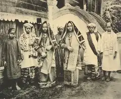 Femmes minangkabau du Sumatra occidental avec des Tangkuluak Koto Gadang&nbsp;(min).