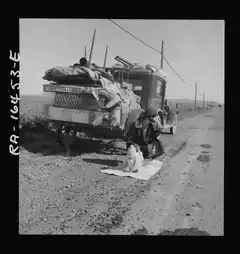 « Fauchés, bébé malade et problème de voiture ! ». Famille du Missouri dans les environs de Tracy, Californie. Février 1937.