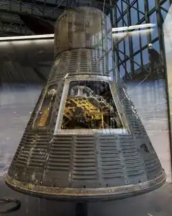 Un vaisseau spatial exposé dans un musée.