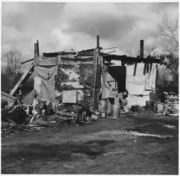 Baraque de fortune construite à Bakersfield (Californie) par des réfugiés venant de l'Arkansas 1935 ou 1936.