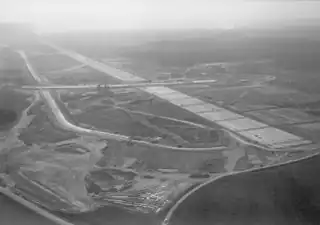 Travaux du prolongement de la piste en 1959 pour la porter à 3&nbsp;900&nbsp;m vue de l'est.