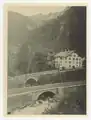 La maison derrière les ponts ferroviaire et routier, photo CFF, non datée.